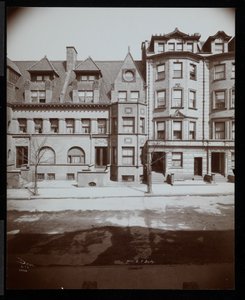 De residentie van mevrouw Leonard J. Busby op 25 Montgomery Place, Brooklyn, New York, 1907 door Byron Company
